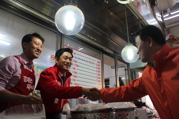 ▲ 서울 관악을 보궐선거에 출마한 새누리당 오신환 후보가 오세훈 전 서울시장이 지켜보는 가운데, 국민모임 정동영 후보와 악수를 나누고 있다. ⓒ새누리당 오신환 후보 선거사무소 제공