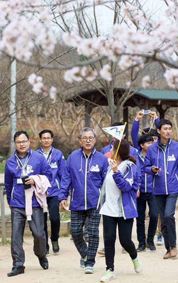 ▲ 전동수 사장이 직원들과 걷기대회를 통해 소통에 나섰다.ⓒ삼성SDS