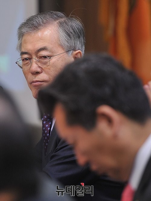 ▲ 동교동계의 지원 유세 없이 친노만으로는 선거를 승리로 이끌기 어려운 새정치민주연합 문재인 대표의 고민이 깊어지고 있다. 사진은 지난 2월 17일 현장최고위원회의에서 정청래 최고위원을 지그시 바라보고 있는 문재인 대표. ⓒ뉴데일리 정재훈 기자