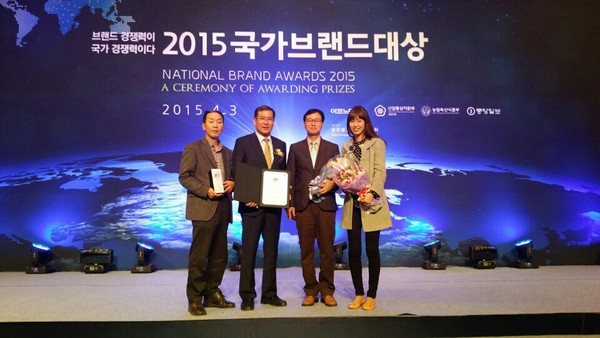 ▲ 의성마늘이 ‘2015 국가브랜드대상’에서 3년 연속 농식품브랜드 부문에서 대상을 수상했다.ⓒ의성군 제공