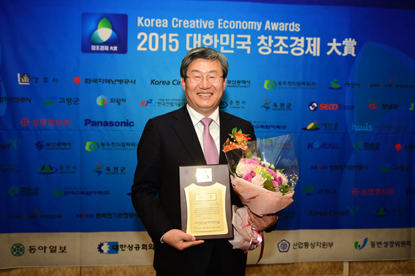 ▲ 곽용환 고령군수가 2015년도 대한민국 창조경영부문 CEO로 선정돼 대상을 받았다.ⓒ고령군 제공