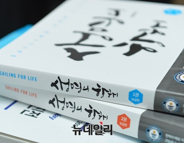 ▲ 지난해 미국 버지니아주 노폴크시 맥아더 기념관에서 열린 6.25전쟁 사진전을 관람하고 있는 현지인들.