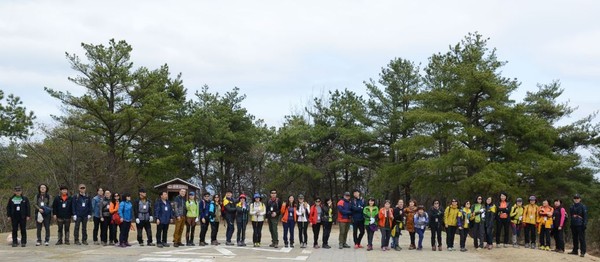 ▲ 대구사이버대와 총동창회가 동문과 재학생, 교직원이 함께하는 ‘2015 가족 한마음 산행대회’를 지난 4일 경주 남산에서 열었다.ⓒ뉴데일리