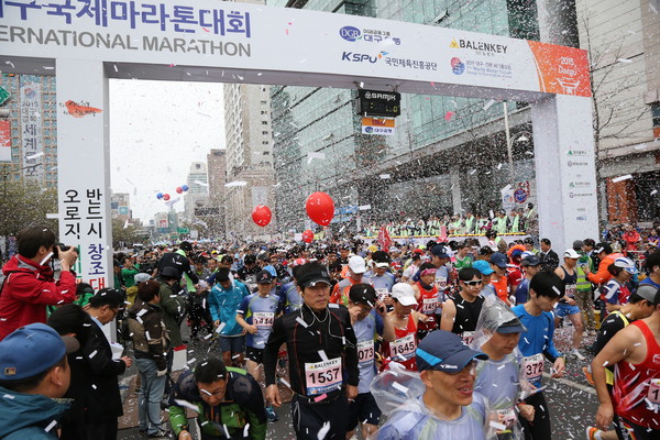 ▲ ‘2015 대구국제마라톤대회’가 5일 비교적 쌀쌀한 날씨속에서도 1만4,452명의 마라토너가 참여한 가운데 열렸다.ⓒ대구시 제공