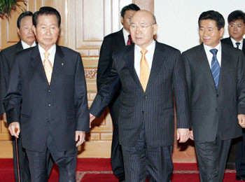 ▲ ▲ 전두환·김대중 전 대통령. 장 회장은 자신이 “전두환·김대중 간 거래의 보증인 역할을 하면서 10여 년간 주식과 정치자금을 DJ에게 전달했다”고 주장했다. ⓒ월간조선