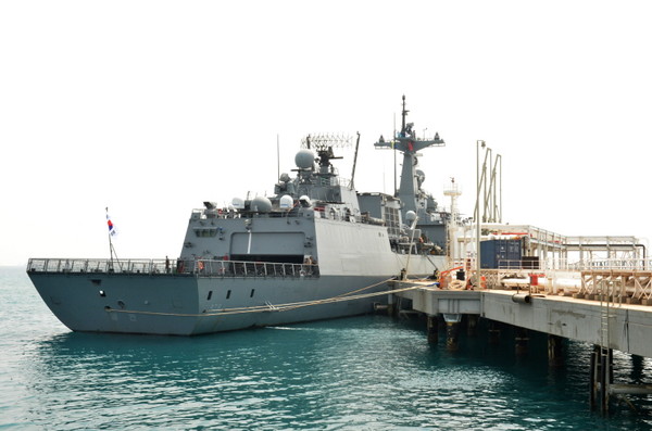 ▲ 현지 시간 지난 4월 3일 왕건함이 주 예멘 대한민국 대사관 직원을 탑승시키기 위해 지부티항에 정박을 하고 있다.ⓒ합참.