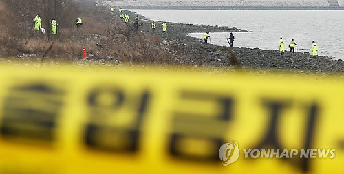 ▲ 여성으로 추정되는 토막시신이 발견된 경기도 시흥 시화방조제에서 5일 오전 경찰 관계자들이 추가 수색작업을 벌이고 있다. 경찰은 시신이 예리한 흉기에 의해 잘린 것으로 확인됨에 따라 타살로 보고 수사하고 있다.ⓒ 연합뉴스