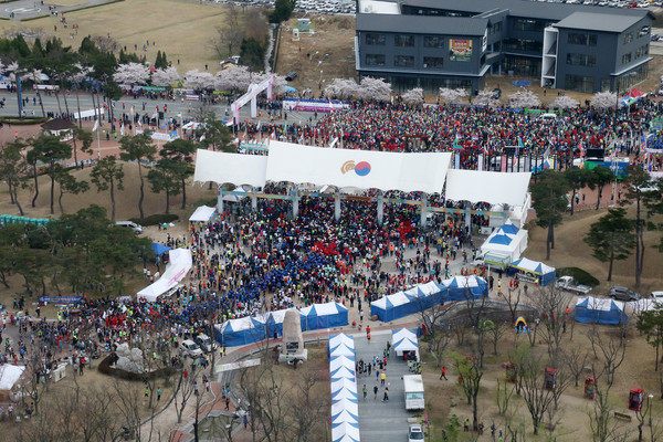▲ 경주타워에서 바라본 벚꽃마라톤 출발 직전의 모습. ⓒ경주엑스포 제공