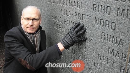 ▲ 스웨덴 스톡홀름에 있는 에스토니아호 침몰 추모비를 찾은 유가족 레나르트 노르드씨가 실종된 어머니의 이름이 새겨진 부분을 어루만지고 있다. ⓒ조선일보 DB