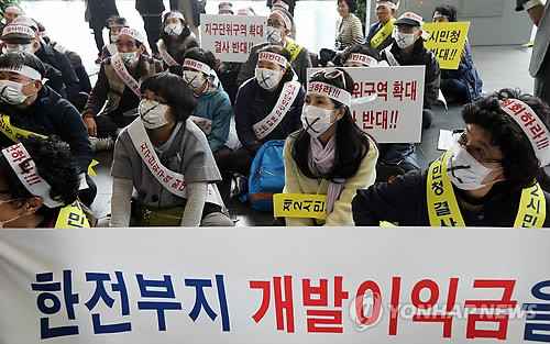 ▲ 강남구민들이 6일 오전 서울시청 로비에서 한전 부지 개발과 관련해 항의 시위를 하고 있다. 이날 신연희 강남구청장과 구민들은 시청을 찾아 서울시가 강남구와 협의없이 현대차 부지 개발 방향을 결정하는 등 행정을 펴고 있다며 규탄했다. ⓒ연합뉴스