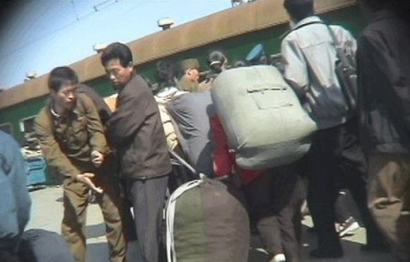 ▲ 생계를 위해 열차를 이용하는 북한 주민들(사진자료 구글 이미지)