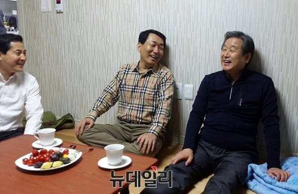 ▲ 새누리당 김무성 대표(오른쪽부터)와 안상수 후보, 박대출 대변인이 지난 6일 강화에 위치한 안 후보 자택에서 다과를 즐기고 있다. ⓒ안상수 선거사무소 제공