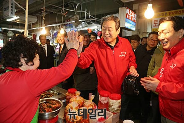 ▲ 새누리당 김무성 대표(왼쪽)와 안상수 후보 7일 강화 풍물시장을 방문해 상인과 악수를 나누고 있다. ⓒ새누리당