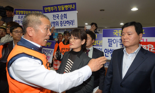 ▲ 지난해 11월 열린 '공무원연금 개혁 국민포럼'이 공무원노조의 저지로 무산되고 있는 모습. ⓒ조선일보 DB