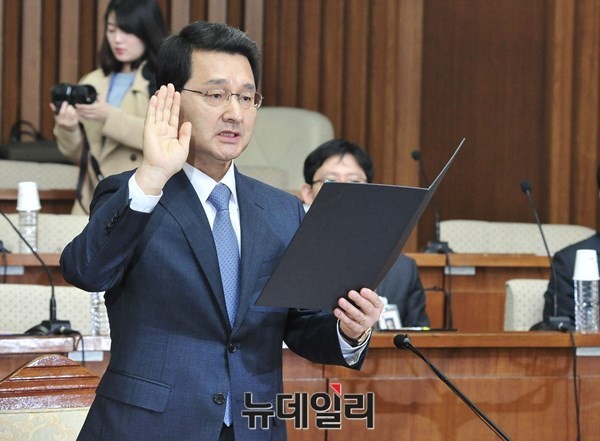 ▲ 박상옥 대법관 후보자가 7일 오전 국회에서 열린 인사청문회에서 선서를 하고 있다.ⓒ뉴데일리 이종현 기자