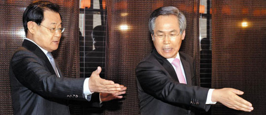 ▲ 우윤근(오른쪽) 새정치민주연합 원내대표와 이병기(왼쪽) 대통령 비서실장이 1일 서울 여의도의 한 식당에서 오찬을 하기에 앞서 서로 먼저 앉을 것을 권하고 있다. ⓒ조선일보 DB