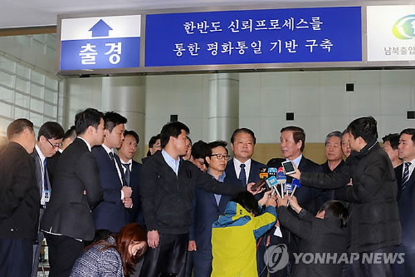 ▲ 6일 오후 4시 40분경 경의선 남북출입경사무소(CIQ)로 나와 기자들에게 북한 측과의 회의에 대해 설명하는 개성공단기업협회 회장단. ⓒ연합뉴스. 무단전재 및 재배포 금지.