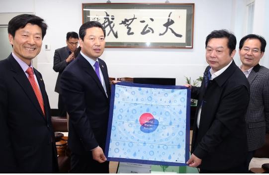 ▲ 조재구 대구시의회 건설교통위원장(왼쪽 두번째)과 중국 하남성 남양시 남양이공대학 진세운 부총장(오른쪽 두번째)와 환담을 갖고 양도시간 교류협력을 강화하기로 했다.ⓒ대구시의회 제공