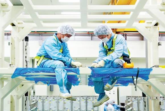 ▲ 비아트론 직원들이 열처리 장비를 만들고 있다.