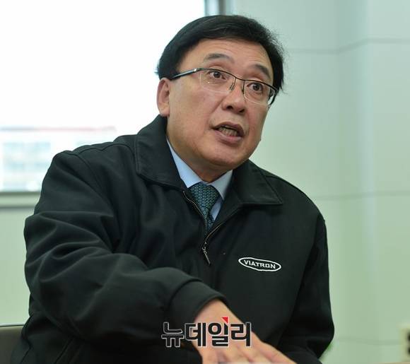 ▲ 비아트론의 열처리 장비를 통해 생산된 플렉시블 디스플레이를 살펴보고 있다.