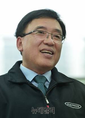 ▲ 비아트론의 열처리 장비를 통해 생산된 플렉시블 디스플레이를 살펴보고 있다.