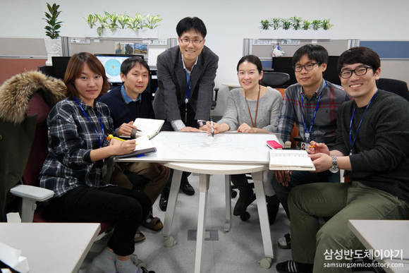 ▲ 김세녕 삼성전자 메모리제조센터 상무와 팀원들. ⓒ삼성전자