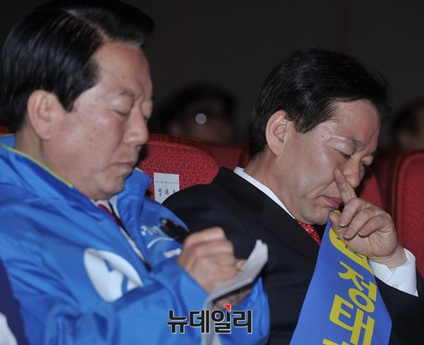 ▲ 새정치민주연합 김희철 전 의원이 동교동계의 지원 방침에도 불구하고 여전히 정태호 후보를 도울 마음의 준비가 되지 않았다는 뜻을 밝혔다. 사진은 지난달 14일 열린 당내 경선에서 수첩에 무언가를 적고 있는 김희철 전 의원과 나란히 앉아 있는 정태호 후보. ⓒ뉴데일리 정재훈 기자