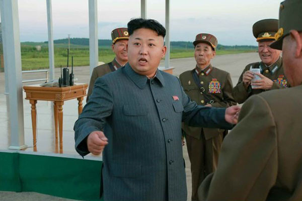 ▲ "아니, 다들 교과서 봤잖아? 내가 두 살 때 낚시하면서 이만한 붕어를 잡았다니까." 김정은 우상화에 대한 북한 주민들의 반응이 궁금하다. ⓒ北선전매체 캡쳐