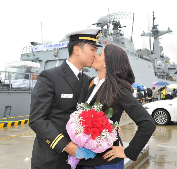 ▲ 지난 6일 부산 해군작전사령부에서 열린 대조영함 입항 환영식 당시, 입맞춤을 하는 모습.ⓒ해군