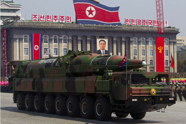 ▲ 북한이 과거 열병식에서 공개한 대륙간 탄도탄(ICBM) KN-08의 모습. 이동형 발사대(TEL)을 사용하기 때문에 탐지·추적이 쉽지 않다. ⓒ北선전매체 캡쳐