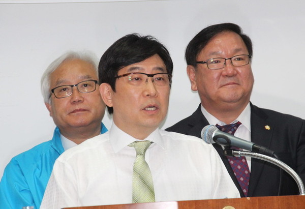 ▲ 4.29재보궐선거 경기 성남중원에 출마한 새정치민주연합 정환석 후보(가운데). ⓒ 정환석 후보 블로그 캡처