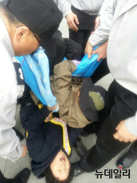 ▲ ▲예수재단 측이 시위 도중 서울시 청원경찰에 의해 시청 앞 보도에서 끌려나가고 있다.  ⓒ예수재단 제공