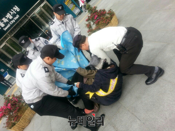 ▲ ▲예수재단은 "남대문경찰서에서 합법적으로 허가받은 시위인데도 불구하고 서울시가 강압적으로 우리를 끌어냈다"고 주장했다.  ⓒ예수재단 제공