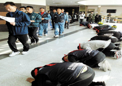 ▲ "비정규직 좀 도와주세요” 노동계 내부에서도 노조는 비정규직 근로자에 대해 우월한 패권적 지위를 가지고 있다. 2010년 11월 울산시 북구 오토밸리 복지관 대강당에서 열린 전국금속노조 정기 대의원 대회에 참석하는 대의원들에게 현대자동차 비정규직 근로자들이 비정규직을 도와달라며 큰절을 하고 있는 모습이다. /사진=연합뉴스