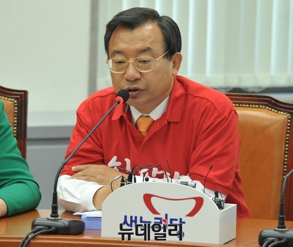 ▲ 새누리당 이정현 최고위원이 지난 2일 국회에서 열린 최고위원회의에서 모두발언을 하고 있다.ⓒ뉴데일리 이종현 기자