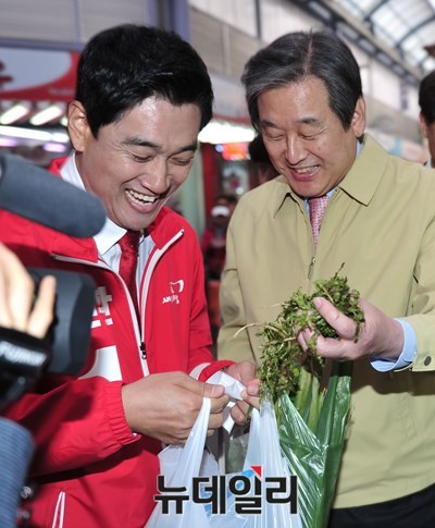 ▲ 새누리당 김무성 대표최고위원과 오신환 후보가 8일 선거사무소 개소식이 끝난 뒤 신사시장을 둘러보며 파안대소하고 있다. ⓒ뉴데일리 이종현 기자