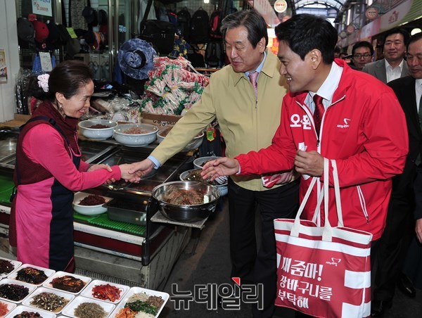 ▲ 새누리당 김무성 대표최고위원과 오신환 후보가 8일 선거사무소 개소식이 끝난 뒤 신사시장을 둘러보고 있다. ⓒ뉴데일리 이종현 기자