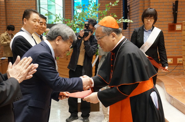 ▲ 8일, 명동성당 파밀리아채플에서 열린 천주교 '답게 살겠습니다_시작의 날'에서 염수정 추기경이 임명장을 수여하고 있다. ⓒ천주교 서울대교구 제공