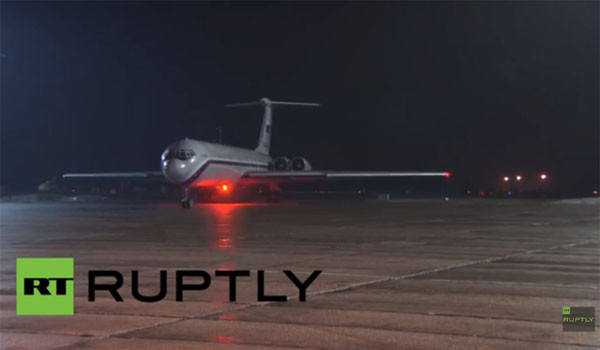 ▲ 지난 6일 밤(현지시간) 츠칼롭스키 공항에 착륙한 5번째 피란민 구출 여객기의 계류장면. ⓒ러시아 투데이 관련 영상 유튜브 화면캡쳐