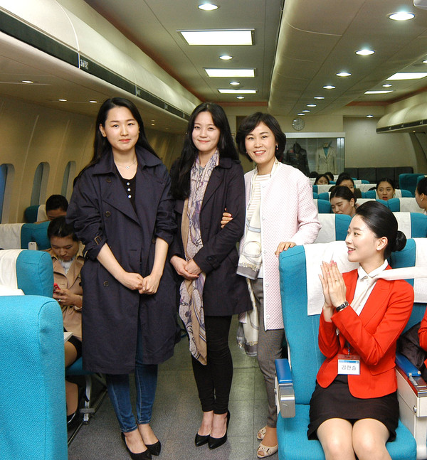 ▲ 영진전문대학이 아시아나항공 국제선 승무원 공채에 2명의 합격자를 배출했다. 사진은 올해 이 대학 국제관광계열을 졸업하고 합격한 임은지, 이아름(좌부터 첫째, 셋째)씨가 지난 3일 대학을 방문, 후배들과의 만남을 시간을 갖고 여세희 지도교수(가운데)와 함께 기념촬영에 나선 모습.ⓒ영진전문대 제공