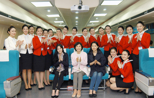 ▲ 사진은 이번 공채에 합격한 이아름, 임은지(좌석 왼쪽부터 첫째, 셋째)씨가 지난 3일 대학 항공실습실을 방문, 후배들과의 만남의 시간을 갖고 여세희 지도교수(좌석 가운데), 후배들과 함께 기념촬영에 나선 모습.ⓒ영진전문대 제공