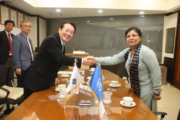 ▲ 한국도로공사 김학송 사장(왼쪽)과 UN ESCAP 샴샤드 악타 사무총장이 아시안하이웨이 활성화를 위한 회의를 앞두고 기념촬영을 하고 있다.ⓒ한국도로공사 제공