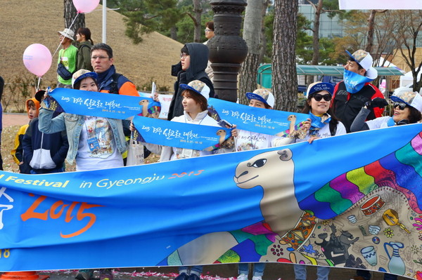 ▲ 지난 4일 경주에서 열린 ‘제24회 경주 벚꽃마라톤대회’ 에서 경주문화엑스포 관계자들이 ‘실크로드경주2015’ 홍보에 열을 올리는 모습이다.ⓒ경주문화엑스포 제공