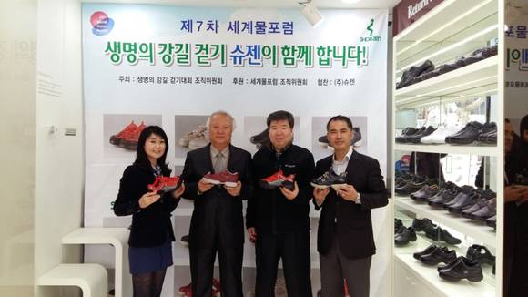 ▲ (왼쪽부터) 김나연 슈젠 전무이사, 김상화 (사)낙동강공동체 대표, 김무상 슈젠 사장, 이광우 한강유역 지속가능발전협의회 대표ⓒ슈젠