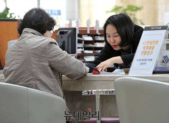 ▲ 대출연장계약이 유효하게 성립하려면 구체적 내용에 대한 은행과 소비자의 명시적 동의가 있어야 합니다. 사진은 안심전환대출 출시 첫 날, 은행창구 모습. ⓒ NewDaily DB