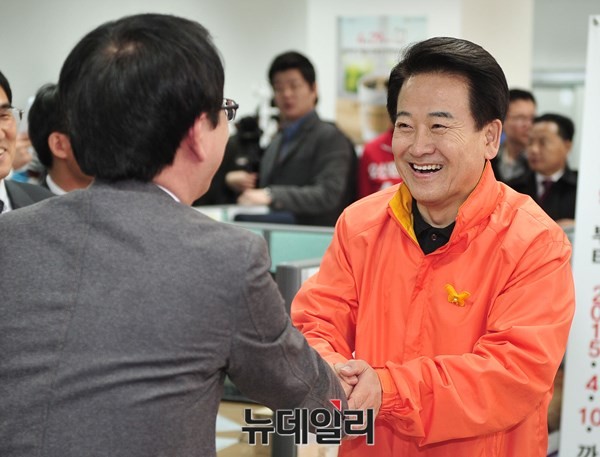 ▲ 4·29 서울 관악을 보궐선거에 출마한 국민모임 정동영 후보가 9일 오전 관악구 선관위에서 후보 등록을 마친 직후 활짝 웃고 있다. ⓒ뉴데일리 이종현 기자