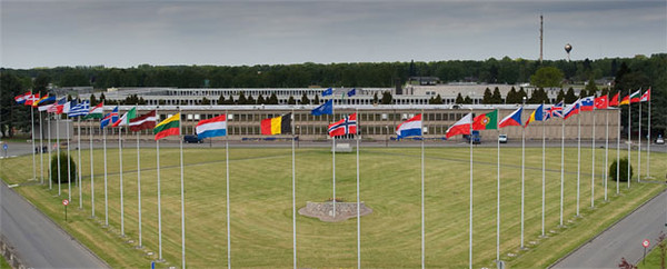 ▲ 연병장에서 바라본 NATO(북대서양조약기구) 사령부. 벨기에 수도 브뤼셀에 80만 9,000㎡  부지 위에 있다. 현재는 신청사를 건설 중이다. ⓒNATO 홈페이지 캡쳐