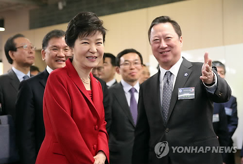 ▲ 박근혜 대통령이 9일 오전 경남창원과학기술진흥원에서 열린 경남창조경제혁신센터 출범식에 참석, 박용만 두산그룹 회장으로부터 센터시설에 대한 안내를 받고 있다. ⓒ연합뉴스 DB