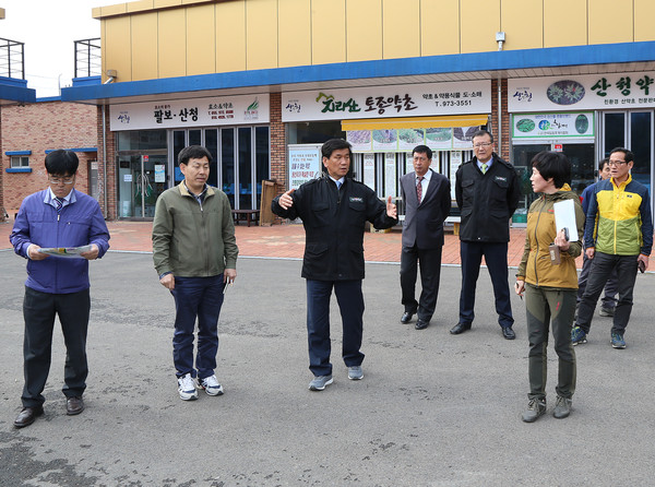 ▲ 허기도 군수가 약초축제 현장을 찾고 점검에 나서고 있다