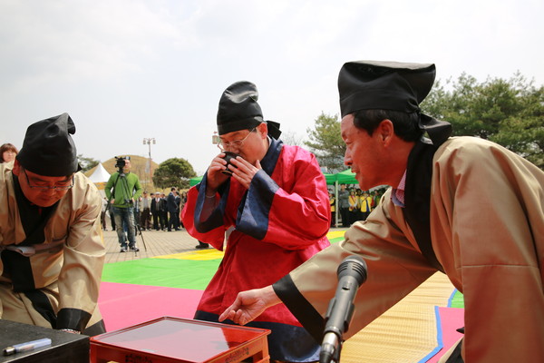 ▲ 곽용환 군수가 대가야왕릉제를 올리고 있다.ⓒ사진 김형만 기자 뉴데일리